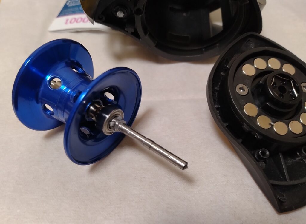 ダイソー ベイトリール キャストの音をどうにかしたいと言うので、サイドカップを開いてみると。