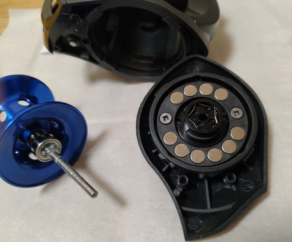 スプールには、グリスでべったりのベアリング、サイドカップはプラスティックパーツの軸受け