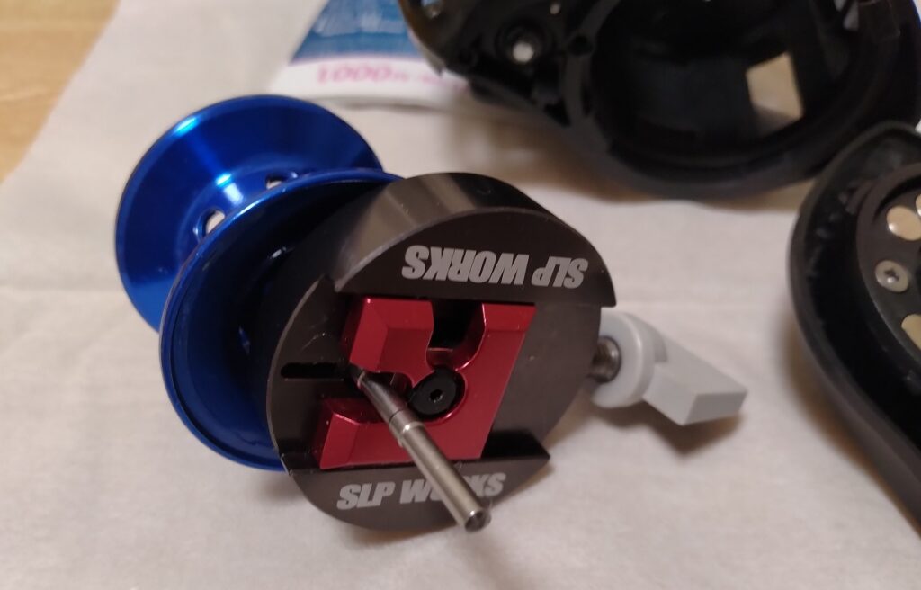 スプールのベアリングも、専用工具を使いピンを抜いて、脱脂を行う