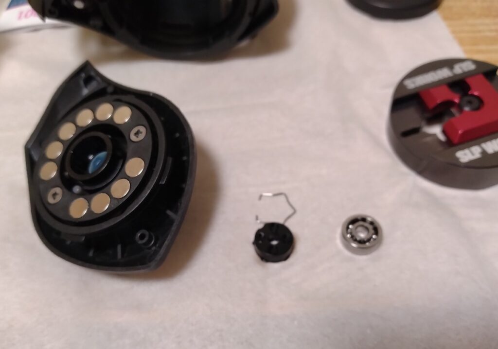 サイドカップのピンを取り、プラパーツを外す