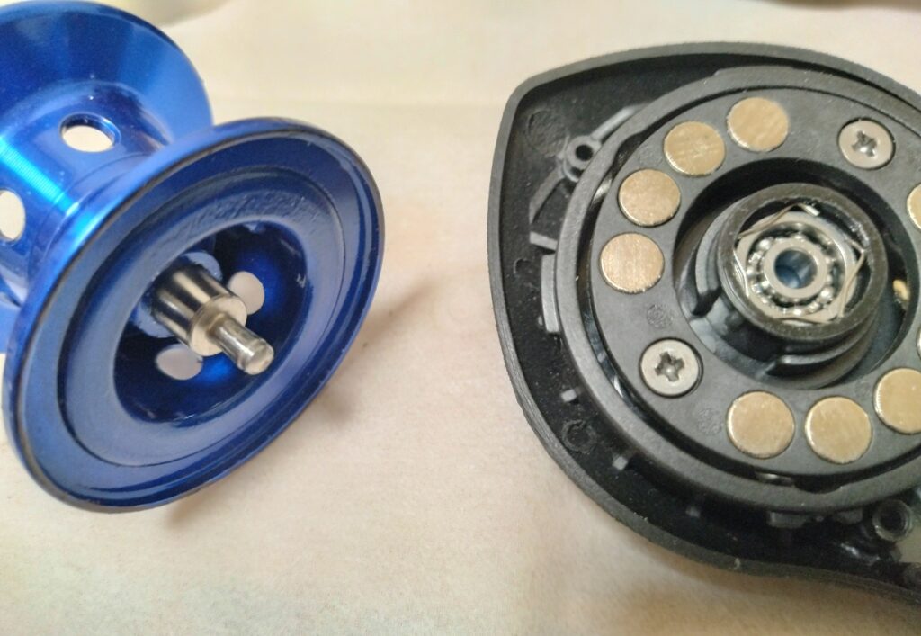 スプールのシャフトがほんの少し太く、はまらないので、スプールを回しながら、紙やすりで、均一に削る、ペンチで軽く紙やすりを挟んでやると、意外と早く削る事ができたけど、疲れるのでおすすめしません。