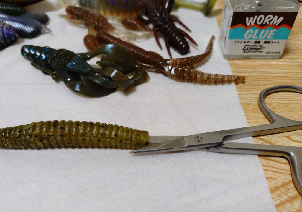 フックを刺してる所が、裂けたり、フックがグズグズ動くのをとめるには、小さなハサミをさしこんで、